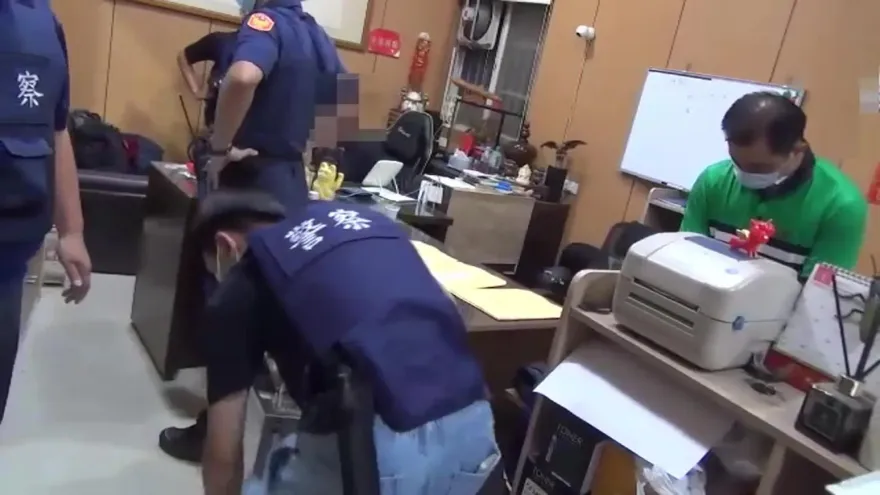 影/ 台中警攻堅毒窟逮3嫌　驚見自動化設備、菜盤變K盤！