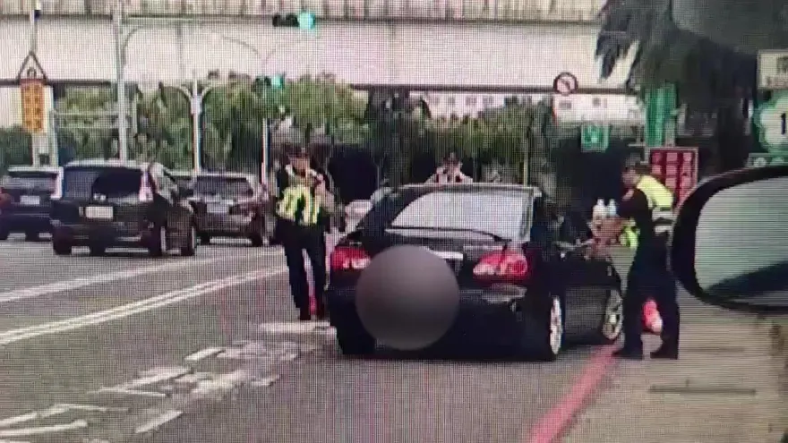 影／毒鴛鴦拒配合匝道管制撞警竄逃　警開4槍制止最後龍潭落網