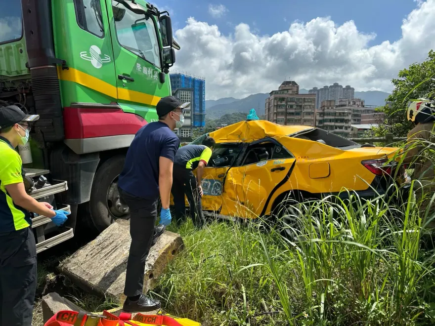 影/基隆千祥橋頭驚悚車禍！小黃遭貨櫃車撞成廢鐵險墜河　駕駛脫困後送醫