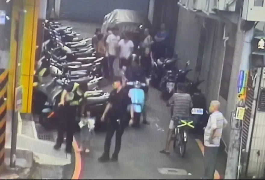 影/不敢再放手！4歲女童孤坐路邊吃零食　母急奔派出所淚擁走失女兒