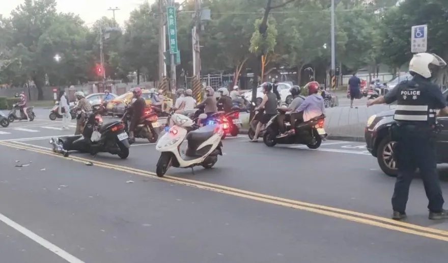 影/無照男停紅燈遭撞暴怒　拿安全帽砸車狂K小黃運將
