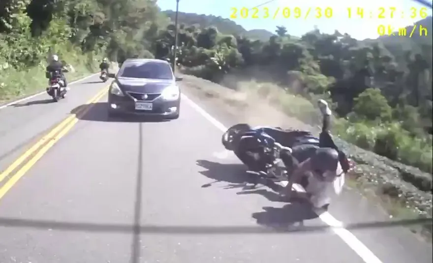 快訊/中秋連假超狂車禍！山道猴北宜超車慘摔　連人帶車滾到山坡下