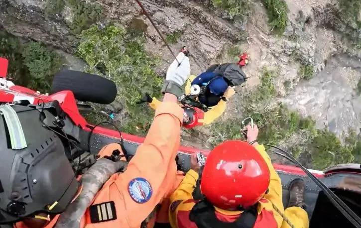 港男獨爬「雪霸聖稜線素密達山」腳扭傷　空勤直升機吊掛救援