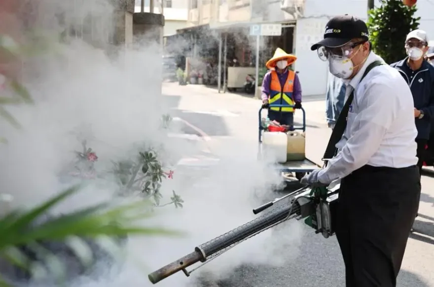 台南市登革熱破萬例！黃偉哲取得證照　親自上陣背裝噴藥