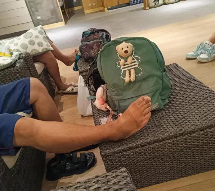 百貨當自己家？　男沙發區光腳「饋咖」不聽勸反嗆：不舒服你家的事