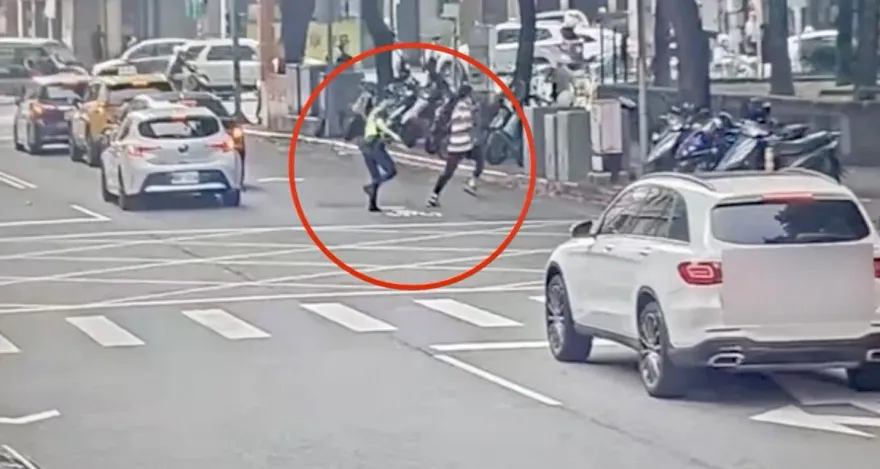 影/你跑我追！逃逸移工見警盤查心虛下車落跑　馬路上手刀衝刺仍遭逮