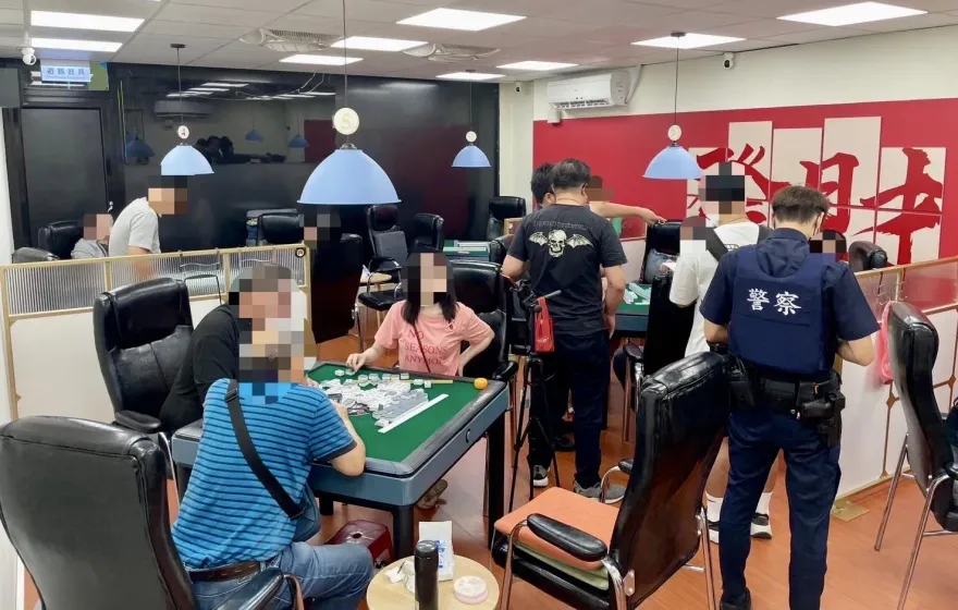 影/直播打麻將博抖內！新北五股棋牌社掩護職業賭場　警突擊逮17人