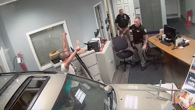 影/男子開車衝撞警局還高舉雙手歡呼　涉嫌恐怖主義罪名恐關到死