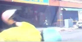 影/未禮讓肇事！永和汽車「路中間迴轉」撞機車　女騎士腹遭輾又被壓車下