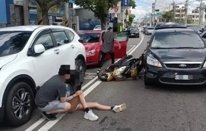 影/關心片！長腿妞騎機車慘撞前方秒開車門天兵駕駛　熱心男士紛來幫忙