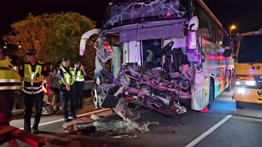 影/國3苗栗段客運追撞工程車　車頭全爛駕駛受困3人傷