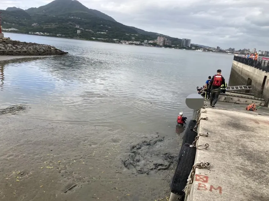 快訊／淡水捷運站河岸驚見女浮屍！身穿白衣、黑短褲　身分待查
