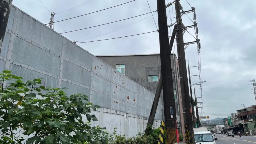 快訊/樹林變電箱驚傳爆炸！保全維修遭電擊　逾5千戶大停電搶修中