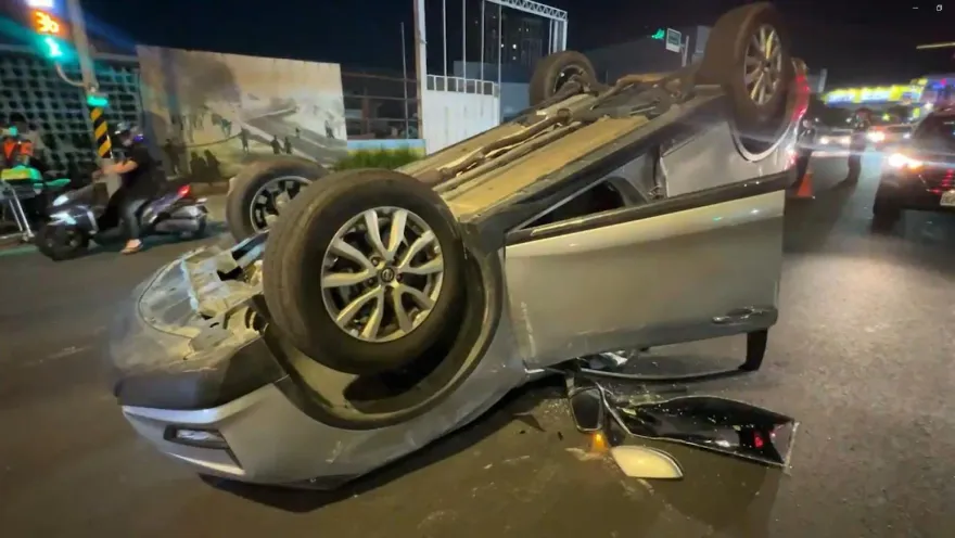 翻車了！路況不熟「自撞分隔島」　南區環保局1傷送醫