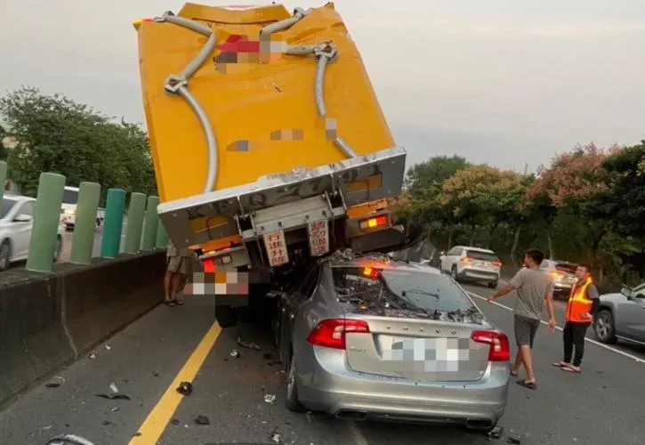 恐怖車禍！「瑞典坦克」直撞鏟起緩撞車　驃悍影片曝光