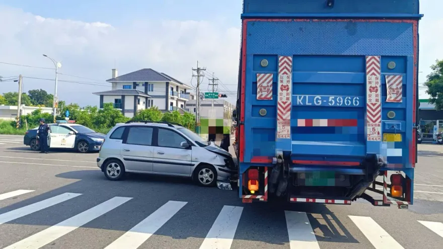 雞蛋碰石頭！嘉義休旅車「迎頭猛撞」物流大貨車