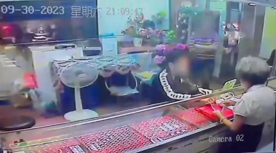 影/屁孩中秋連假搶銀樓金項鍊　得手奔酒店狂歡爽框小姐出場
