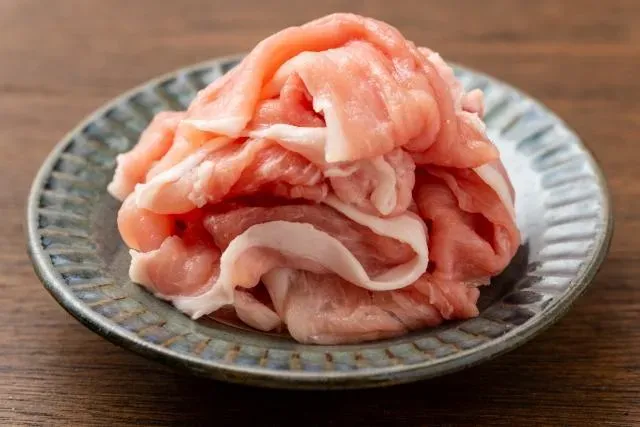 吃火鍋「豬肉」沒煮熟就下肚！頭劇痛癲癇發作　醫一看：全身700多條蟲