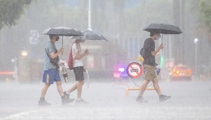 國家警報響不停！豪雨狂轟19縣市　台中雨量灌到紅爆