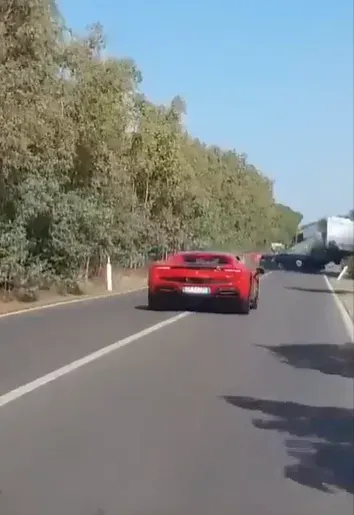 影/義大利超跑車禍！法拉利和藍寶堅尼爭相超車　相撞起火釀2死