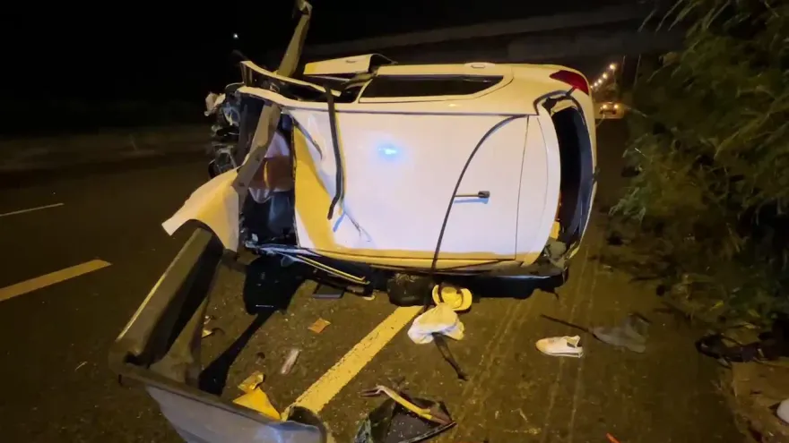 影/死神也不收！轎車國道自撞被護欄鋼板「整輛插穿」　2人奇蹟僅受擦傷