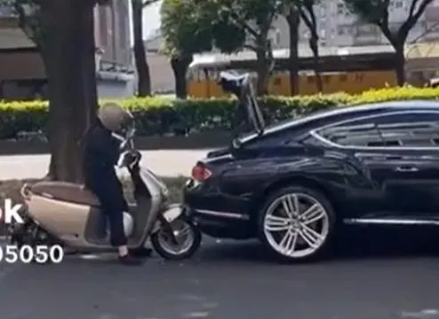 影/賠慘了！台中Gogoro閃公車追撞賓利　女騎士當場嚇傻「石化」
