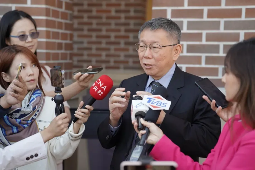 柯文哲拋藍白比民調後訪美「手機被偷」！在野Call不到