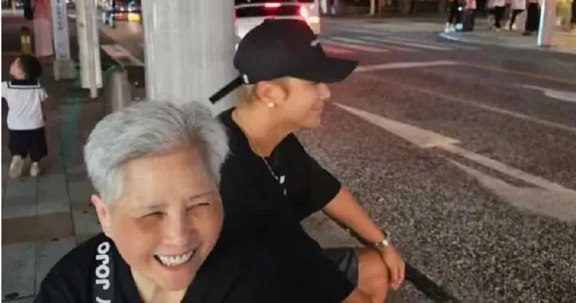 沖繩員旅砸百萬！羅志祥緊牽母親現身機場　「神秘阿伯相伴」身分曝光