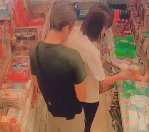 影/好香凍未條！北市外送員對賣場正妹噴精　她覺得黏黏的才發現