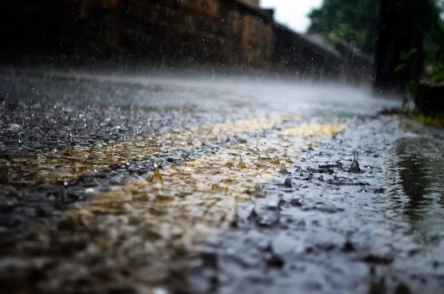 影/泰國連日大雨河岸潰堤　洪水淹沒村莊4千多棟房屋泡水中