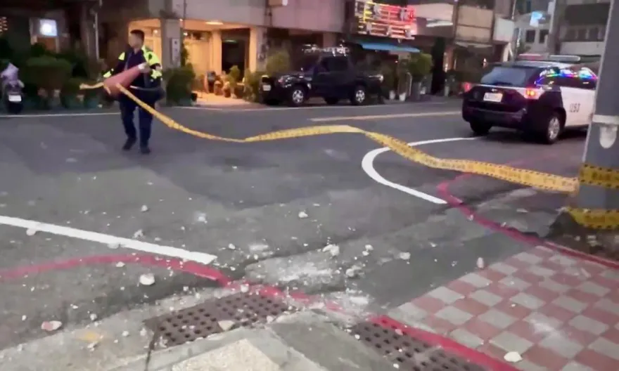 快訊/台南中西區大樓下「磁磚雨」　滿地拳頭大水泥塊警封路警戒