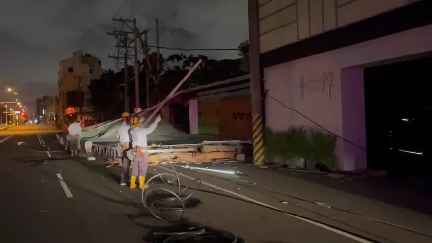 小犬颱風/招牌扛不住強風！晚間掉落扯斷高壓線　台中東區整條街黑矇矇