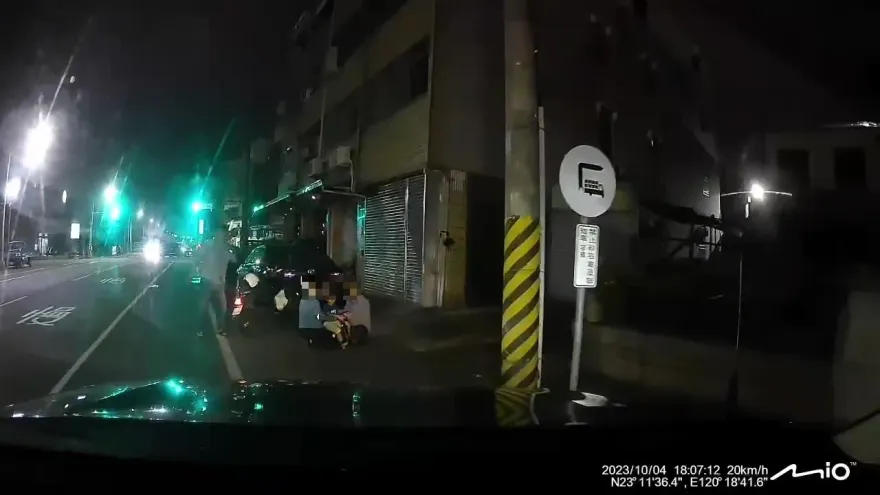 影/颱風夜4歲娃「騎學步車離家」　警員尋獲充當保母「說唱」問資料