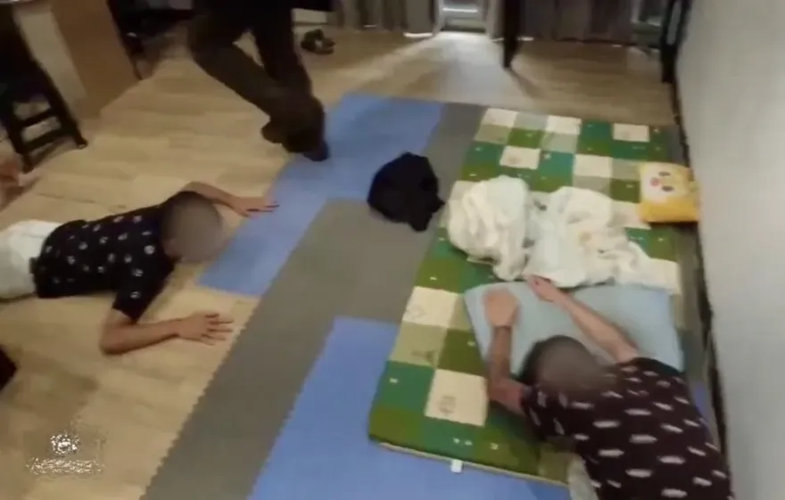 影/新北永和民宅暗藏詐騙機房　詐團成員扮美女搭訕男網友推入投資陷阱