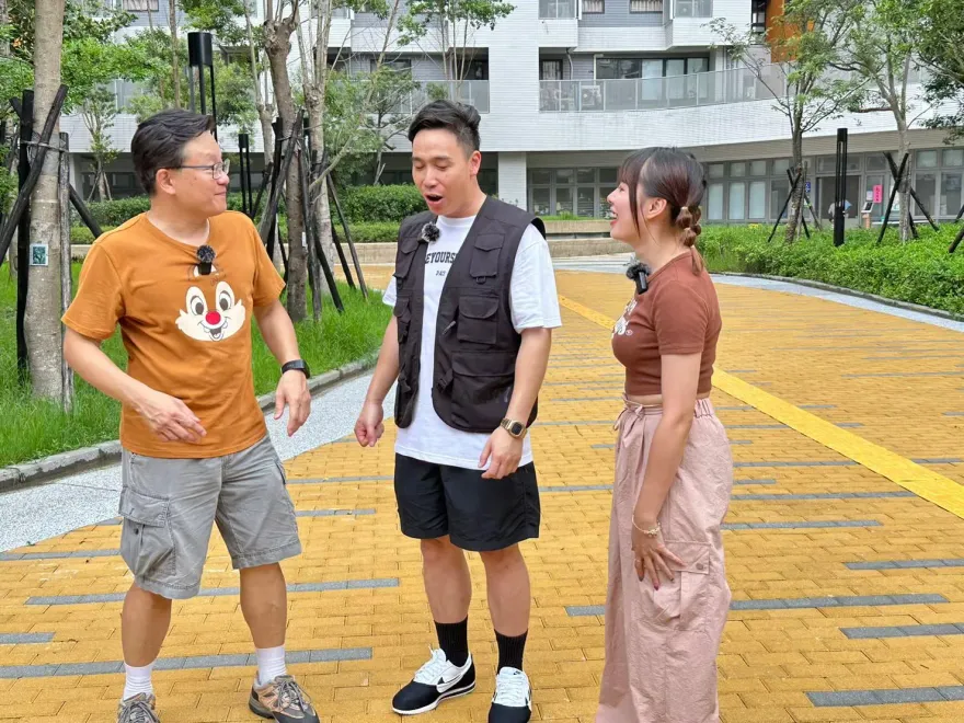 戴立綱、無尊玩溜滑梯遇突發狀況！綱哥：我們兩個大人卡在裡面