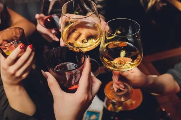 水電工裝闊佯稱「15億身家」！2酒女傻被帶出場還代墊4萬　真相曝光氣炸怒告
