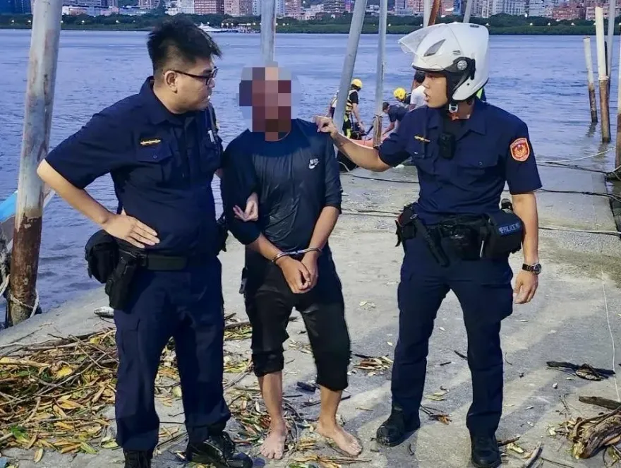 快訊/超狂！逃逸越南移工見警竟跳淡水河　消防人員及時搶救上岸