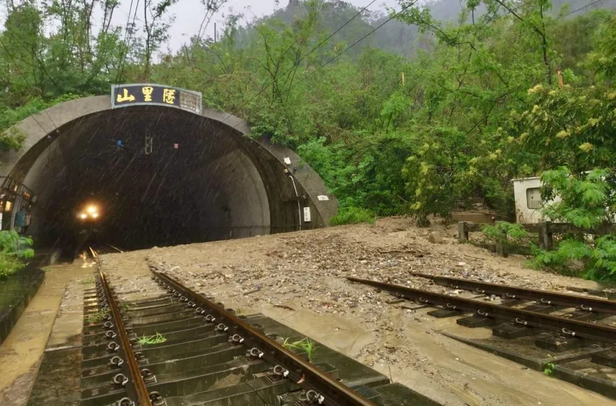 快訊/台鐵台東山里隧道土石流　覆蓋鐵道工務單位搶修中