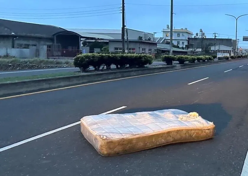 快訊／太恐怖了！彰化刮強風「天降床墊」砸中機車…騎士傷重命危