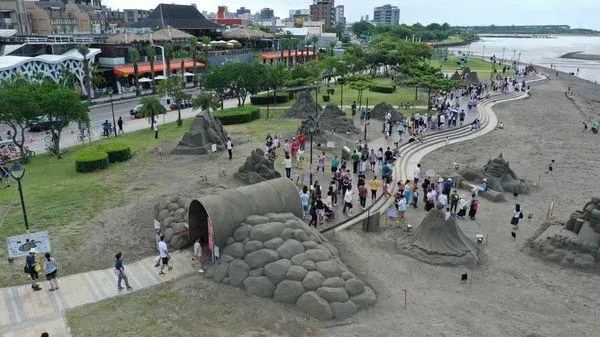 雙十旅遊首選！「八里城市沙雕展」探索神話之旅　光雕點亮八里左岸