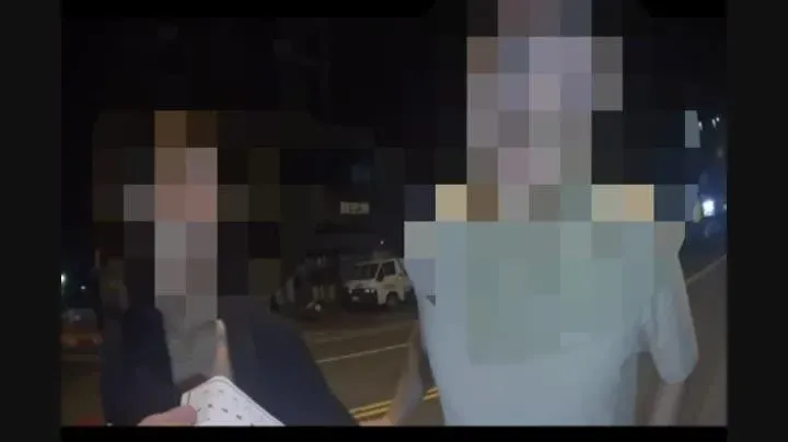 苗栗23歲囂張男酒駕拒檢　他不甩警蹲路邊續飲酒遭「加開1罰單」