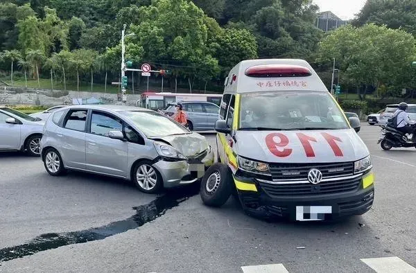 北市救護車載病患遭三寶車攔腰撞　車輪掉落3人傷
