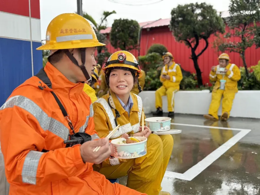 影/架電線桿「嬌點」！台電美女不計形象露宿街頭吃便當　力拚屏東今晚復電