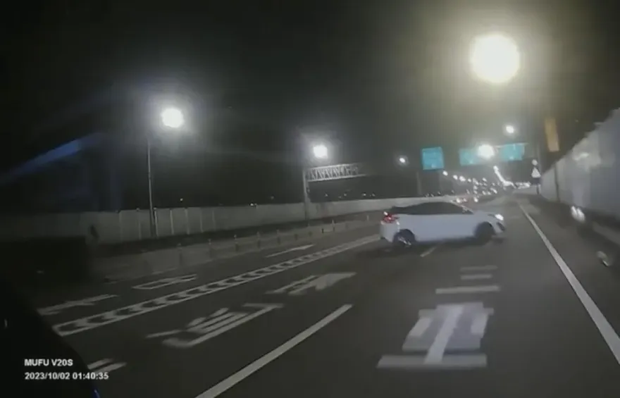 影/超級三寶！共享汽車鬼之逆向上閘道　再來一個「超級大迴旋」嚇傻騎士