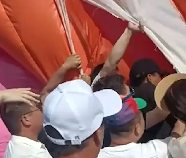 影/南京樂園充氣城堡突倒塌！數名兒童受困哭喊　竟是大人「偷闖入」導致