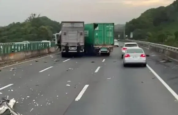 快訊／連假首日車禍！「聯結車、大貨車相撞」車流塞爆國3