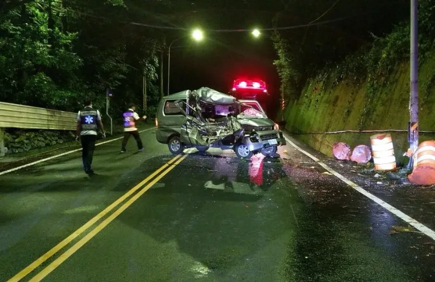 影/高雄六龜貨車「慘撞山壁」！乘客遭拋飛車外、駕駛受困車內　送醫雙雙不治