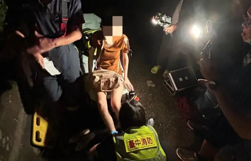 影/鬱卒望高寮散心突失蹤9小時　警消聽聲辨位摸黑救回墜崖女