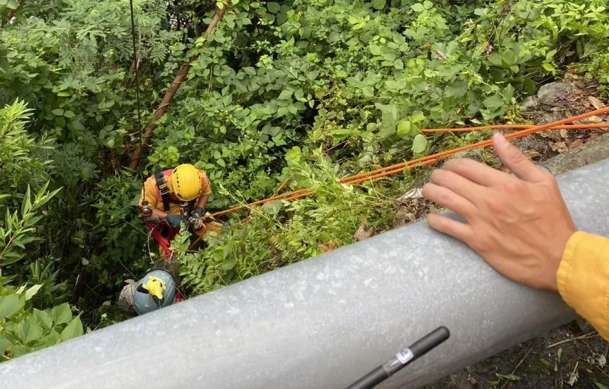 快訊/花蓮騎士自摔！跌進5公尺邊坡　警消緊急「吊掛救援」