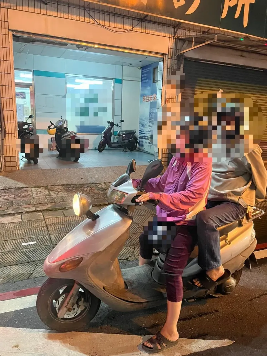 阿嬤晚上騎機車「大燈超凸出」！「這部位」馬賽克網歪樓笑瘋